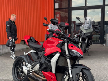 DUCATI STREETFIGHTER V2