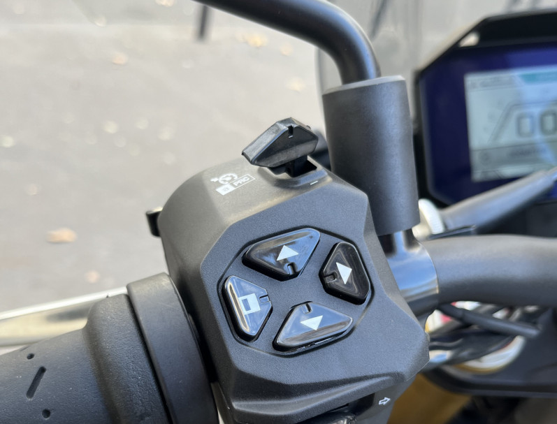 APRILIA TUONO 1100 V4 GRIS - 1ER MAIN 