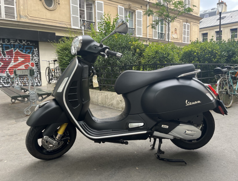 VESPA GTS 125 SUPERTECH NOIR MAT - 1ER MAIN