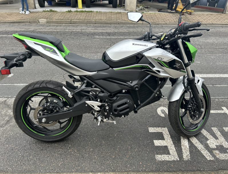 KAWASAKI Ze-1