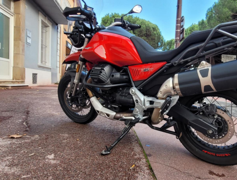 MOTO GUZZI V85 TT 850 ROSSO