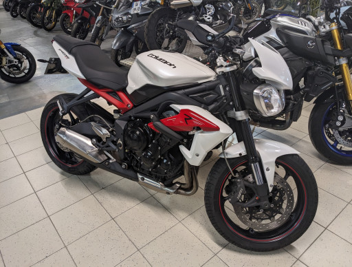 TRIUMPH STREET TRIPLE 675 R