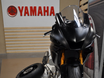 YAMAHA YZF-R6 RACE Neuve Avec ligne Akrapovic et roues pluie