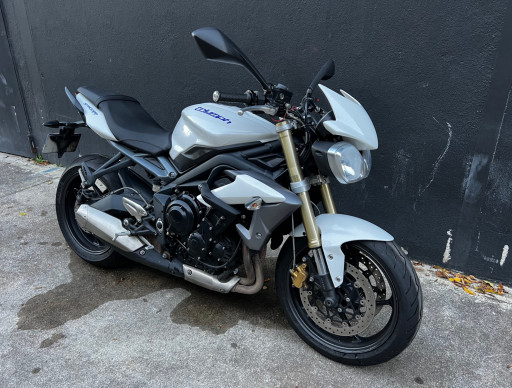 TRIUMPH STREET TRIPLE 675