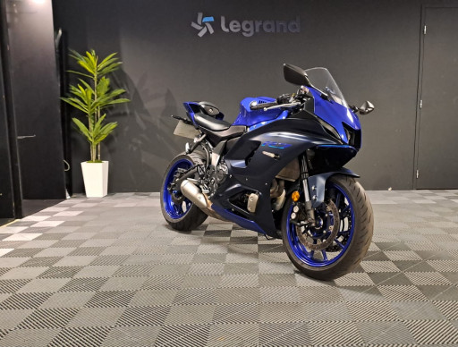 YAMAHA R7