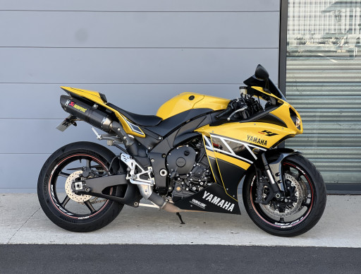 YAMAHA R1