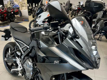 SUZUKI GSX-8R