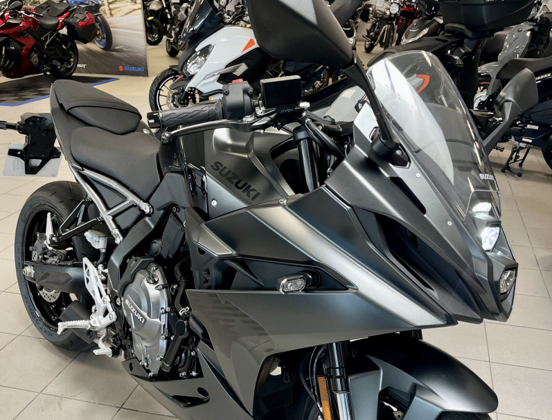 SUZUKI GSX-8R