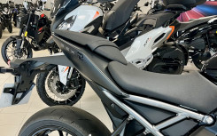 SUZUKI GSX-8R