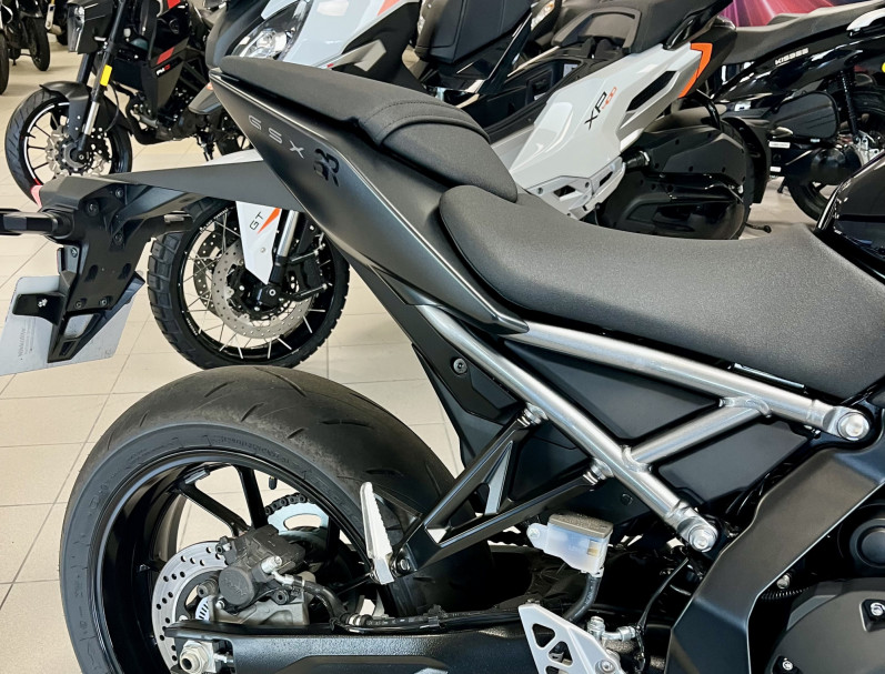 SUZUKI GSX-8R