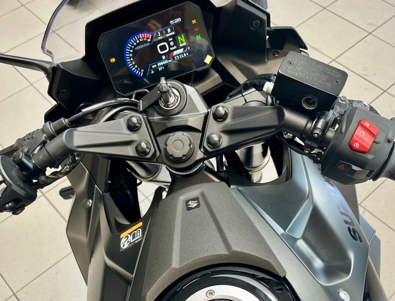 SUZUKI GSX-8R