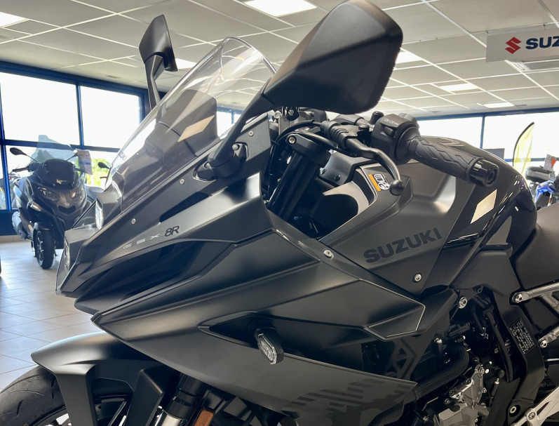 SUZUKI GSX-8R