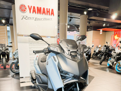 YAMAHA XMAX 300 TECH MAX + de Courtoisie