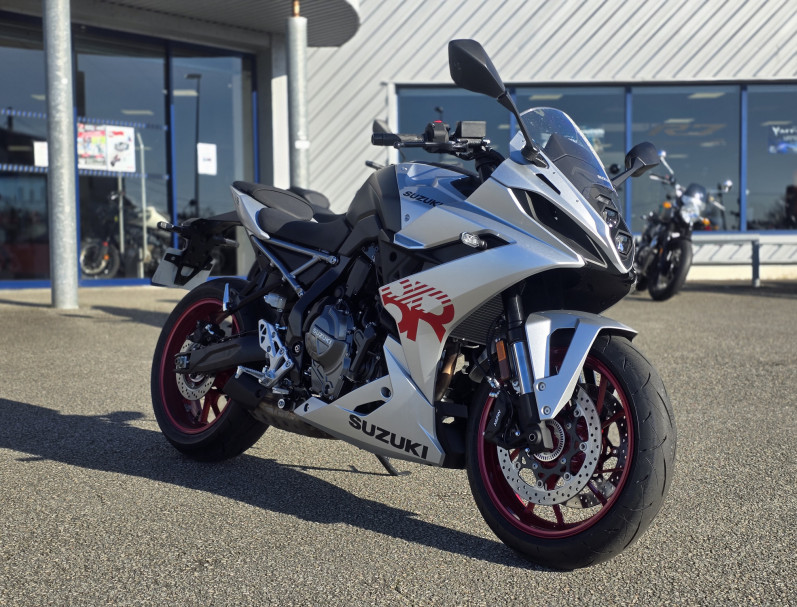 SUZUKI GSX-8R