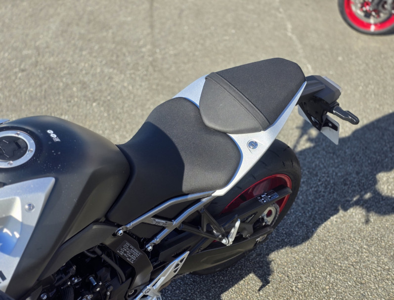 SUZUKI GSX-8R