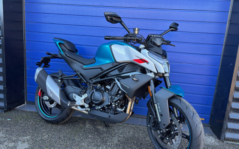 CF MOTO 450 NK ETAT NEUF 10 KMS A2 IDEAL  JEUNE PERMIS MOTO BASSE ET LEGERE 