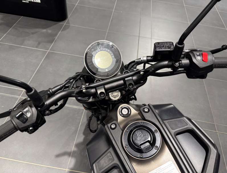 HUSQVARNA SVARTPILEN 125 / Garantie 