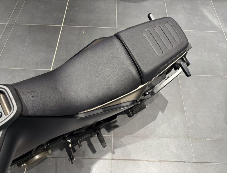 HUSQVARNA SVARTPILEN 125 / Garantie 