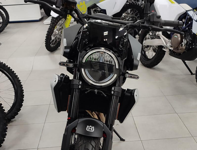 HUSQVARNA SVARTPILEN 801