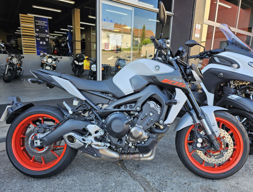 YAMAHA MT-09