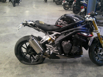 TRIUMPH SPEED TRIPLE 1200 Accidentée RSV N°19684