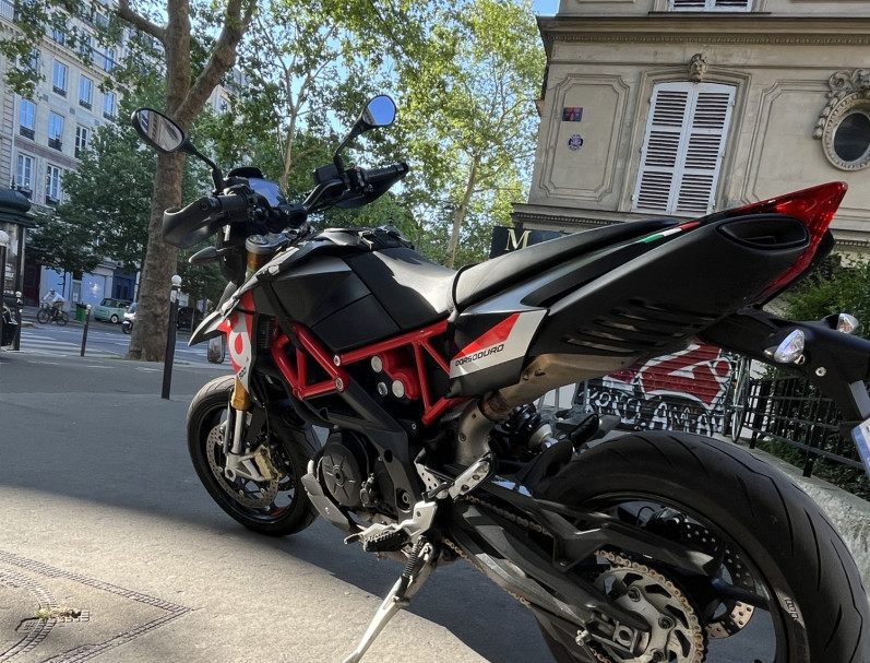 APRILIA DORSODURO 900 ABS NOIR BRIDE A2