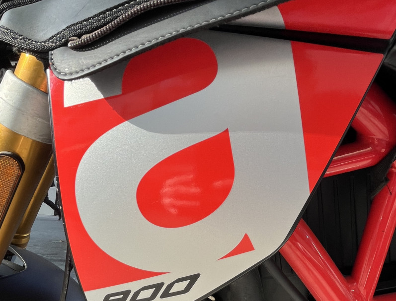 APRILIA DORSODURO 900 ABS NOIR BRIDE A2