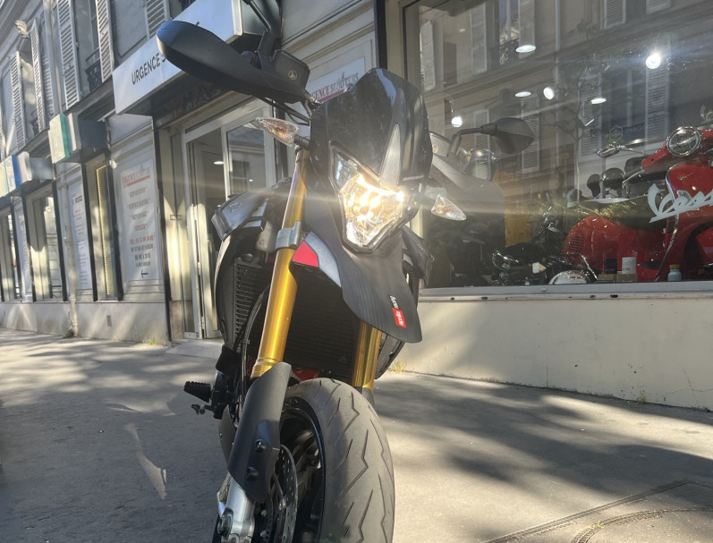 APRILIA DORSODURO 900 ABS NOIR BRIDE A2