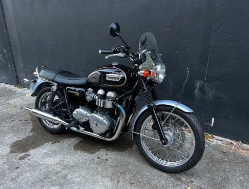 TRIUMPH BONNEVILLE 865 SE