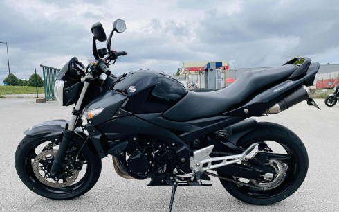 SUZUKI GSR 600