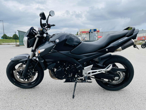 SUZUKI GSR 600