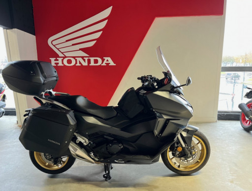 HONDA FORZA 750 2024 NOIR ET OR PACK TRAVEL PACK CONFORT PACK URBAN PREMIERE MAIN