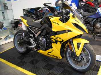 SUZUKI GSX8R