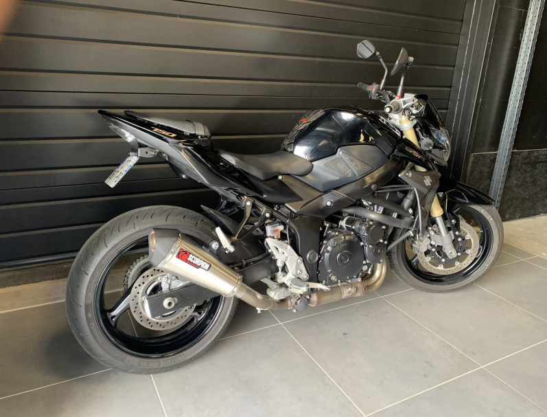 SUZUKI GSR 750
