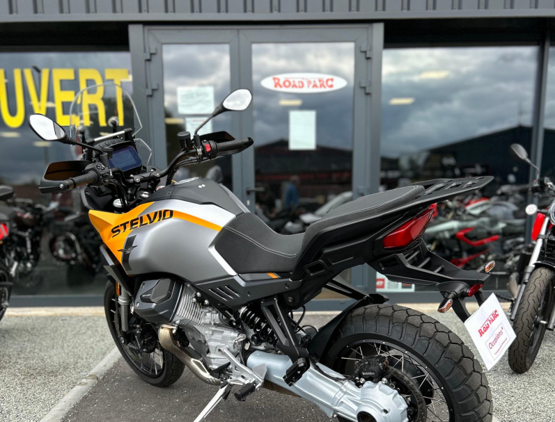 MOTO GUZZI STELVIO 1100 Giallo Savana