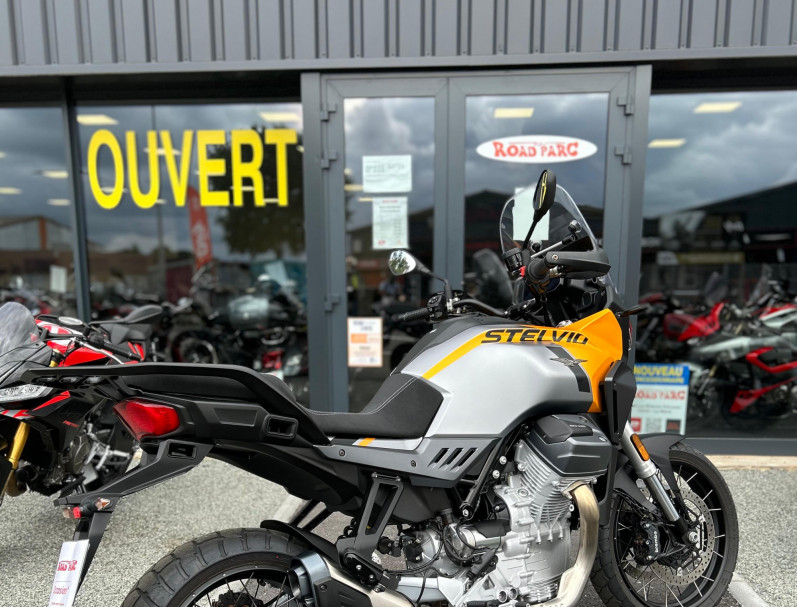 MOTO GUZZI STELVIO 1100 Giallo Savana