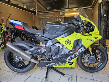 YAMAHA R1M