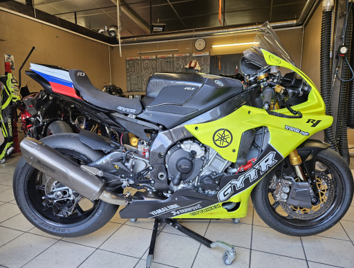 YAMAHA R1M