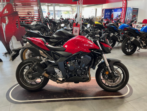 HONDA HORNET 1000 2025 Pack Showroom