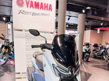 YAMAHA NMAX 125 TECH MAX de courtoisie