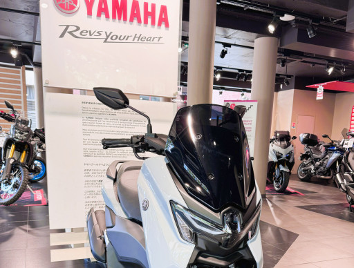YAMAHA NMAX 125 TECH MAX de courtoisie