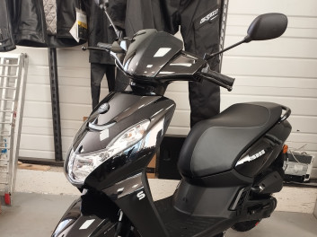 SCOOTER PEUGEOT KISBEE 4t neuf