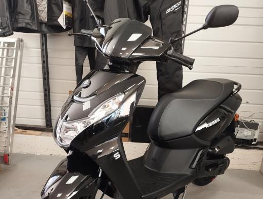 SCOOTER PEUGEOT KISBEE 4t neuf