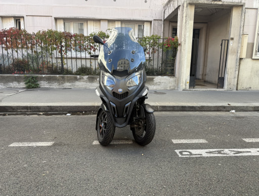PIAGGIO MP3 530 CC HPE EXCLUSIVE GARANTIE 36 MOIS NOIR MAT TRES BON ETAT CRIT