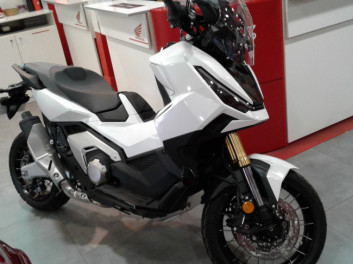 x adv 750