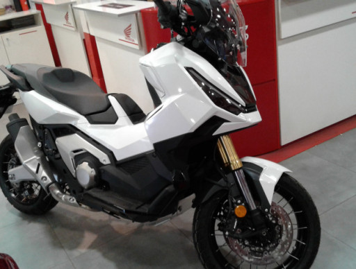 x adv 750