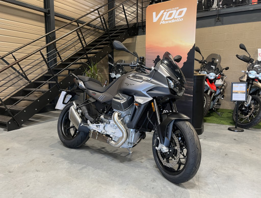 MOTO GUZZI V100  MANDELLO carte grise offerte 