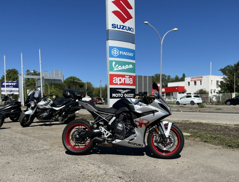 SUZUKI GSX-8R