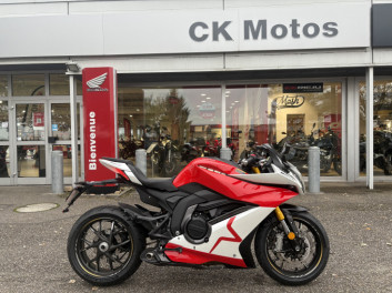 MASH K750 ABS COLORIS ROUGE / BLANC NEUVE 0KMS