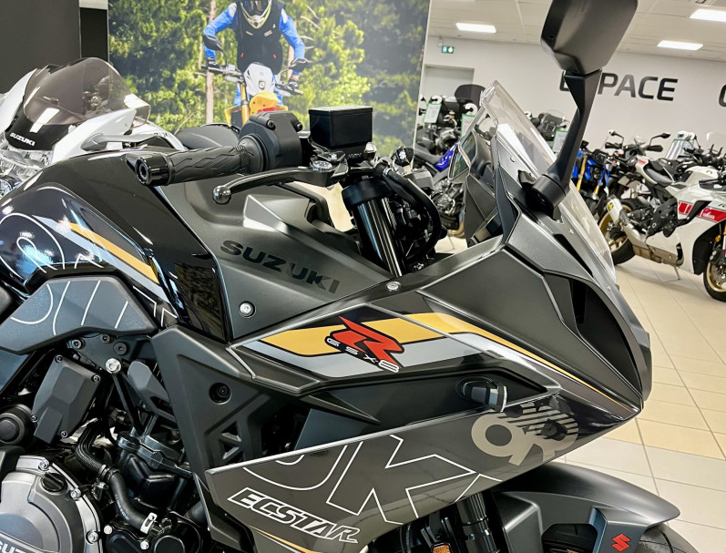 SUZUKI GSX-8R